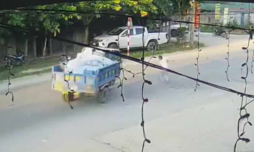 Xe ba gác lật khi tránh cậu bé chạy qua đường