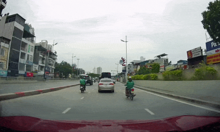 Thanh niên lao xe máy vào ôtô như bịt mắt