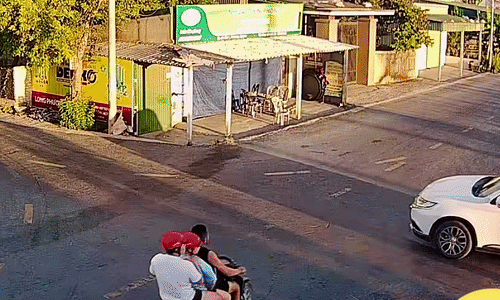Xe máy chở ba lao vào hông ôtô ở ngã tư