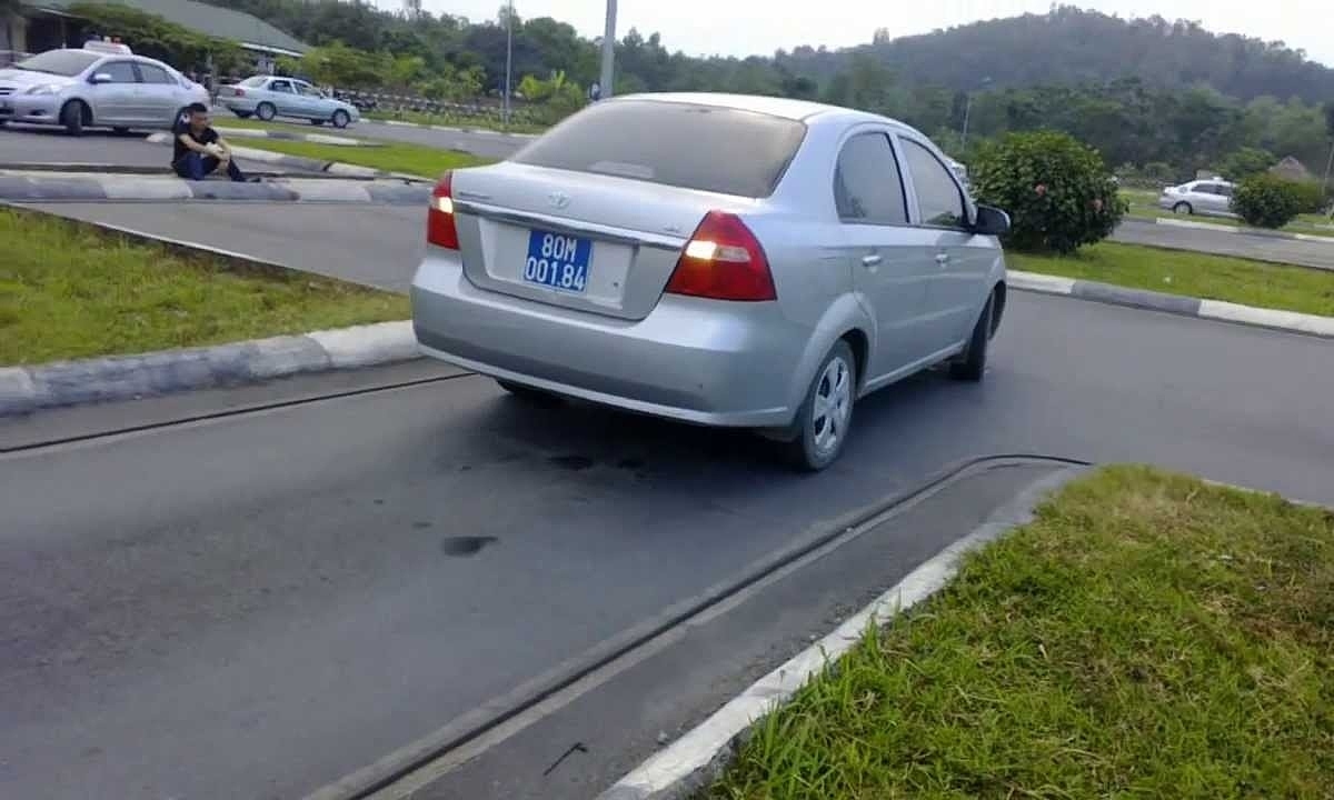 Nhiều người trượt sát hạch lái xe vì mẹo ‘lùi chuồng, xin nhan’