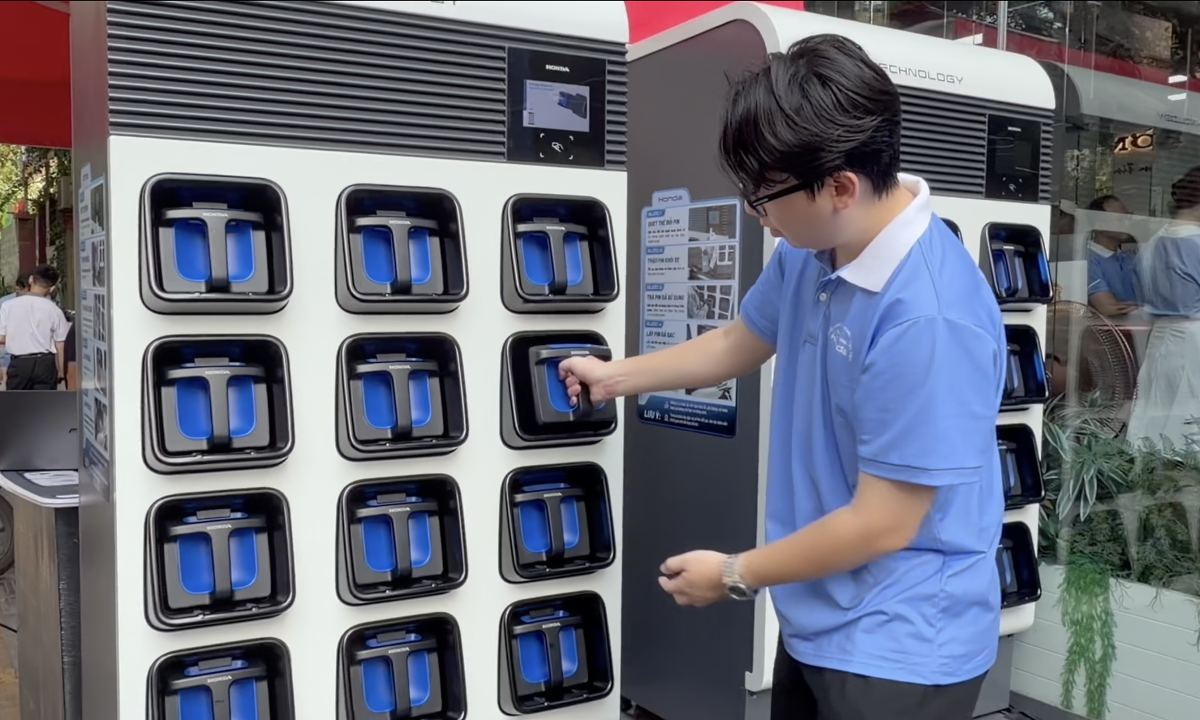 Một phút đổi pin xe máy điện Honda tại trạm